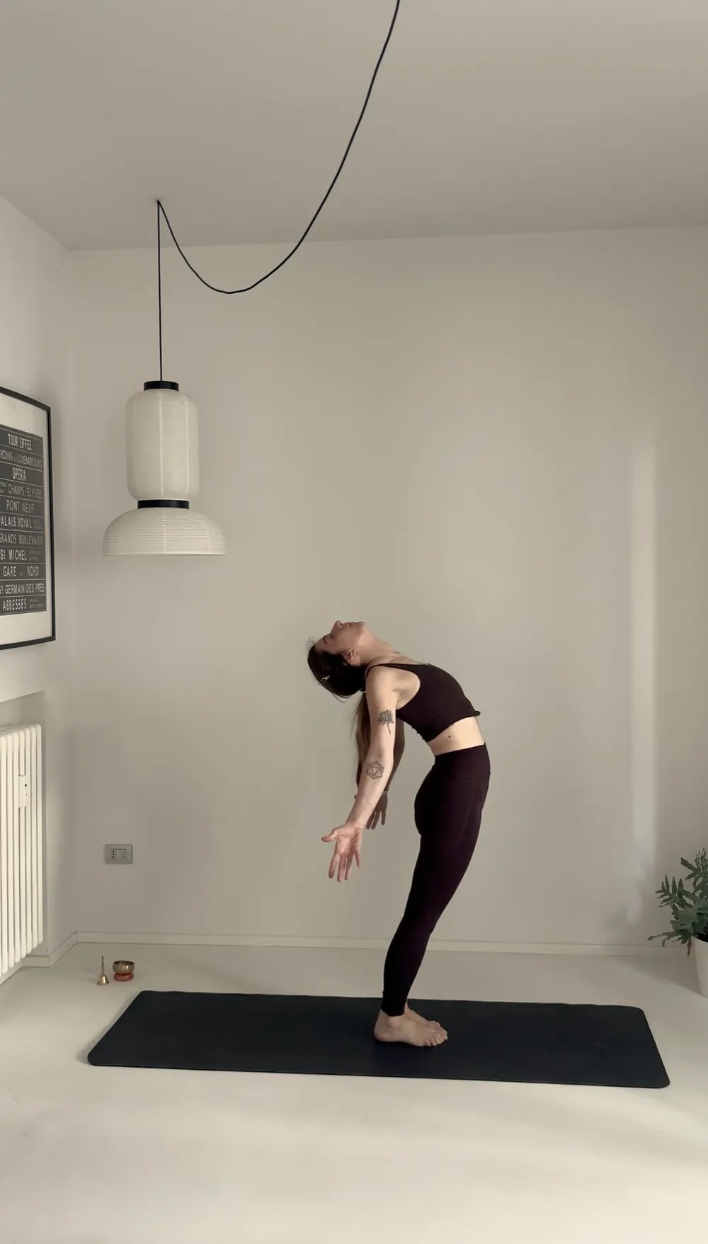 Roberta in un backbend in piedi, le braccia aperte all'indietro