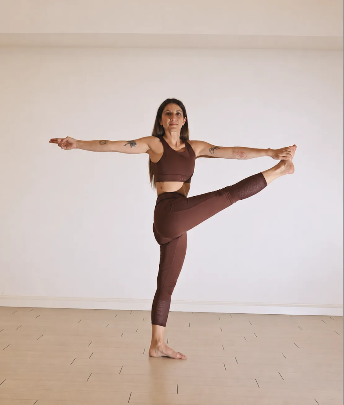 Roberta in equilibrio su una gamba, la mano che afferra il piede sollevato