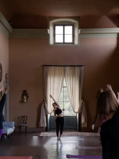 Lezione di gruppo in una sala storica